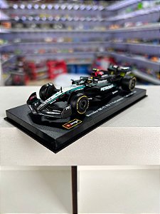Fórmula 1 Mercedes Bens AMG Petronas W15 Lewis Hamilton 2024 1:43 Bburago c/ Display e Piloto