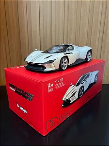 Ferrari Daytona SP3 Closed Top 2022 1:18 Bburago Signature Branco