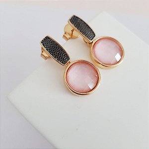 BRINCO MADREPÉROLA ROSA FACETADA EM CRISTAL BANHADO A OURO 18K E APLICAÇÃO DE RÓDIO NEGRO