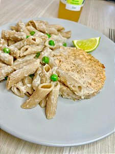 Macarrão Penne integral ao molho branco com ervilhas e Hambúrguer de Salmão - LANÇAMENTO