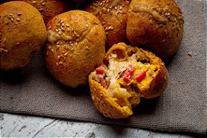 Pão Integral de abóbora c/ queijo, tomate e orégano(10 unid.)
