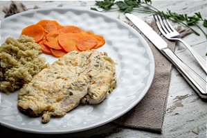 Filé de Saint Peter ao creme de espinafre com arroz integral e cenouras laminadas - LOW CARB