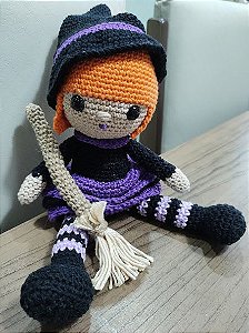 Boneca Bruxinha com vassoura Halloween em Crochê Amigurumi