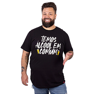 Camiseta Plus Size Cerveja Temos Álcool Em Comum Preta.