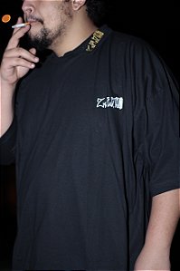 CAMISETA ZERADOS PRETA BORDADO EM BRANCO
