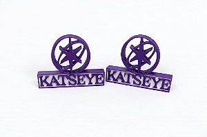 Placa Decorativa Katseye P Roxa e Branco