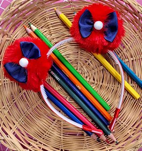 TIARA POMPOM PELÚCIA LACINHO ESCOLAR (NAS CORES DO UNIFORME)