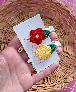 KIT COM 2 PRESILHAS BICO DE PATO COM FLORES BORDADAS (AMARELA E VERMELHA)