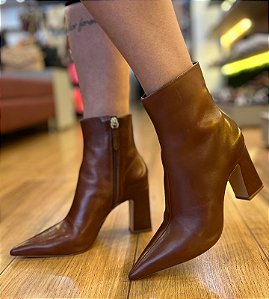 BOTA DRESSY SALTO BLOCO COURO MARROM SCHUTZ
