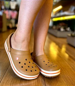 CROCS CROCBAND MARROM CLARO