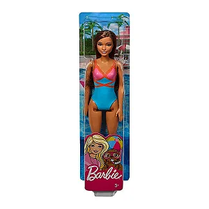 Uma boneca barbie com uma roupa de verão da moda curtindo uma