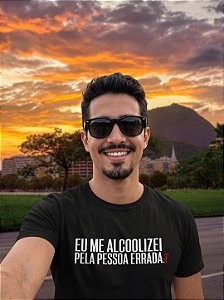 Camiseta Eu me alcoolizei pela pessoa errada
