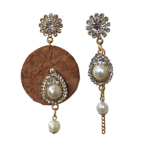 Brinco Assimétrico Flor de Strass com Couro de Tilápia Marrom BG2000