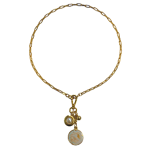 Colar Dourado com Pingente Resinado Tons Candy com Dourado, Pérola e Esfera CL793
