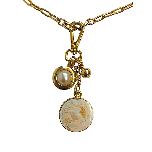 Colar Dourado com Pingente Resinado Tons Candy com Dourado, Pérola e Esfera