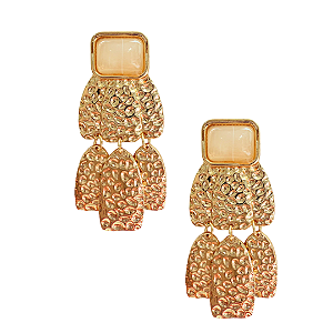 Brinco Grande Pendurado Dourado Martelado com Pedra Marfim BG2110