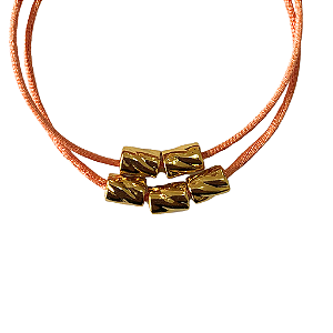 Pulseira Regulável Fio de Seda Salmão e Canutilhos Dourados