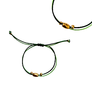 Pulseira Regulável Fio de Seda Verde Esmeralda e Verde Claro com Pingente Oval Dourado 833P