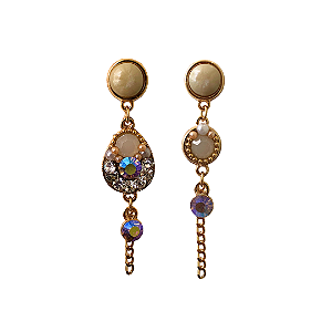 Brinco Assimétrico Bege com Furta-cor e Corrente Dourada BM2168