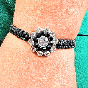 Pulseira Ajustável de Macramê Preto com Pingente Flor de Strass Branco e Preto 856P