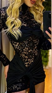 Vestido Curto Preto em Renda com Sobreposição Drapeada