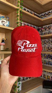 Boné Pizza Planet Vermelho - Disney Toy Story.