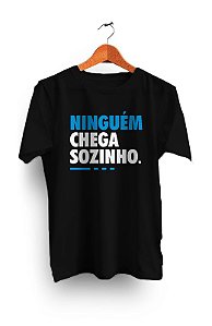 Camiseta Ninguém chega sozinho