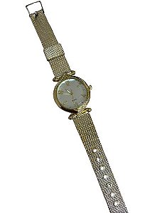 Relógio Dourado Fundo Branco com Strass