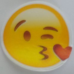 MEDALHÃO CORTADO EMOTICONS BEIJO (30 UNIDADES)