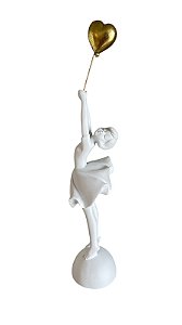 ESCULTURA MENINA COM BALÃO CORAÇÃO DECORATIVA EM POLIRESINA - BRANCO E DOURADO 30 7CM