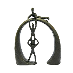 ESCULTURA MINIMALISTA TRIO NO ARCO EM METAL PRETO