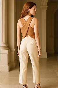 Regata Feminina Transpassada nas Costas – Leveza e Elegância Atemporal