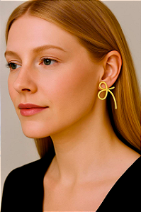 Brinco Laço Escovado – Delicadeza que Transforma o Visual