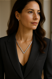 Colar Rígido Triangular – Elegância Escultural em Cada Traço