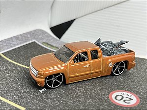 Chevrolet Silverado com moto