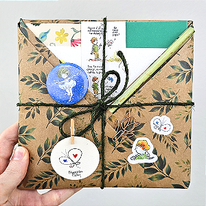 Kit Presente com Livro Téo & O Mini Mundo - Vol. 2 - O Lugar do Outro + Desenho Original + Mimos Exclusivos