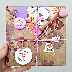 Kit Presente com Livro Téo & O Mini Mundo - Vol. 3 - Quentinho no Coração + Desenho Original + Mimos Exclusivos