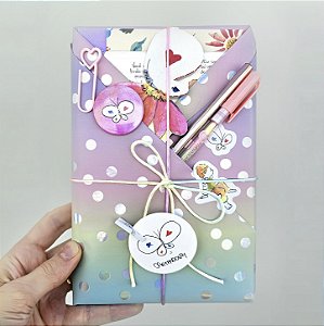 Kit Presente com Caderno Téo & O Mini Mundo Rosa Pontilhado + Desenho Original + Mimos Exclusivos
