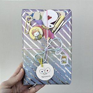 Kit Presente com Caderno Téo & O Mini Mundo Amarelo Pautado + Desenho Original + Mimos Exclusivos
