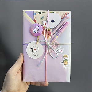 Kit Presente com Caderno Téo & O Mini Mundo Amarelo Pautado + Desenho Original + Mimos Exclusivos