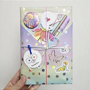 Kit Presente com 3 Cadernos Téo & O Mini Mundo (Amarelo, Verde e Rosa) + Desenho Original + Mimos Exclusivos