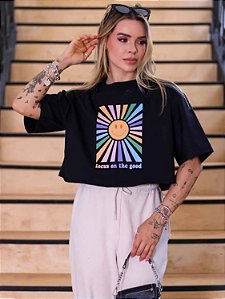 CAMISETA CROPPED MAX PRETA SOL COLORIDO GOL REDONDA