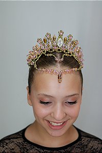 Coroa de bico com testeira rosa com dourado