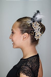 Casquete bordada com penas