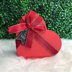 CAIXA PARA PRESENTE EM FORMATO DE CORAÇÃO COM LAÇO DOURADO TAMANHO P
