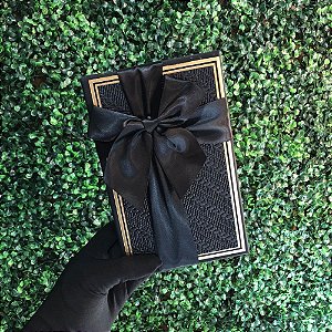 CAIXA RETANGULAR PRETA COM DETALHE DOURADO E LAÇO PRETO