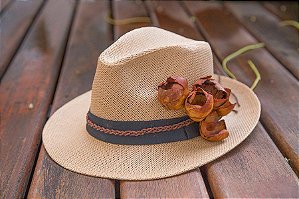 Chapéu com aplicação de flor de babaçu