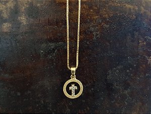 Colar Cruz circ. com zircônia verde folheado a Ouro 18k