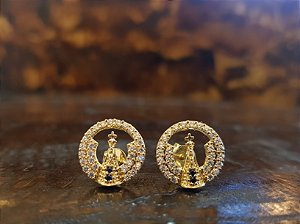 Brinco NSª Aparecida Toda em Zircônia Banhado a Ouro 18k.