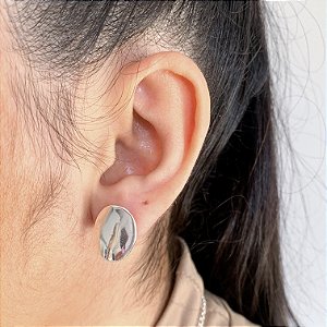 Brinco chapinha oval grande banhado a prata